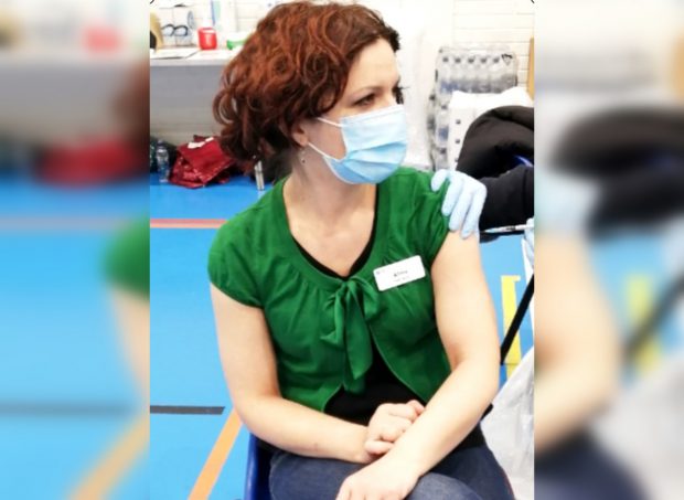 Asistentă româncă din Irlanda de Nord care s-a vaccinat anti-COVID: „Fac tot ce pot să mă protejez și să îmi protejez copilul”