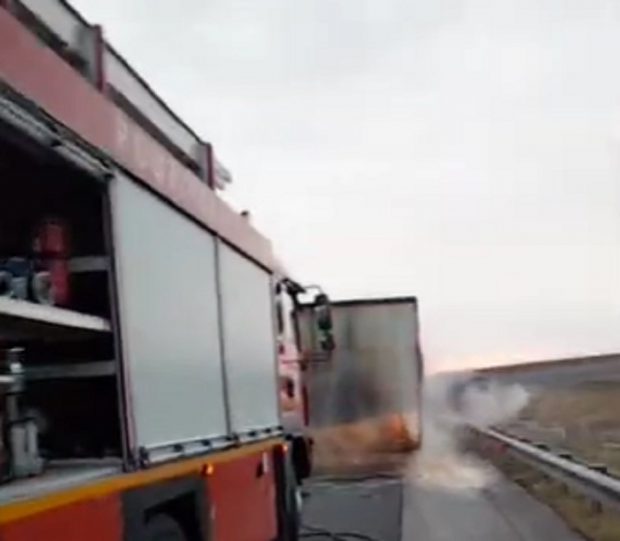 VIDEO | Incendiu puternic pe Autostrada Transilvania. Un camion a luat foc în mers