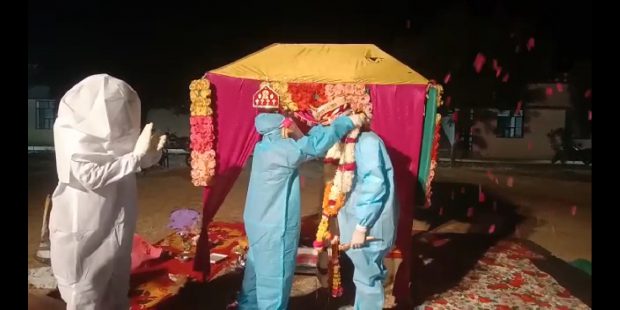 VIDEO | Căsătorie la un centru COVID-19 din India. Mireasa a fost testată pozitiv în ziua nunții