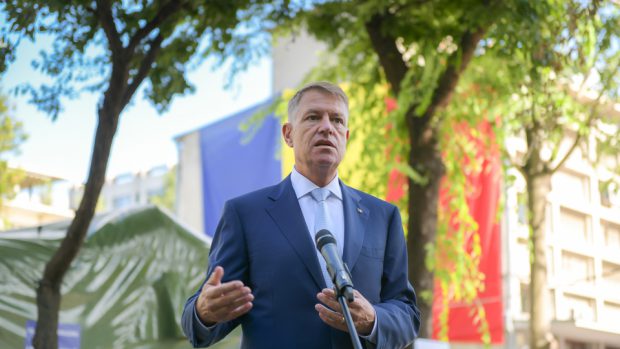 VIDEO | Klaus Iohannis, vizită la Institutul Cantacuzino: „Totul este organizat”. Cum arată congelatoarele pentru vaccinul anti-COVID