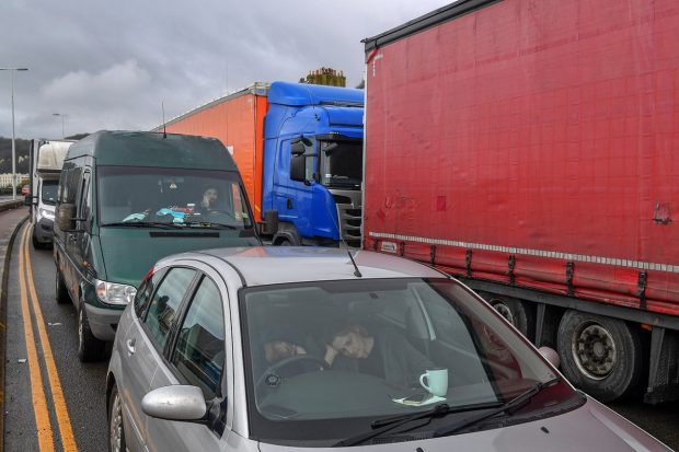Un șofer român a condus 600 de km pentru testul COVID și a reușit să iasă din Anglia: „Am așteptat 50 de ore în dubă, toate hotelurile erau ocupate”