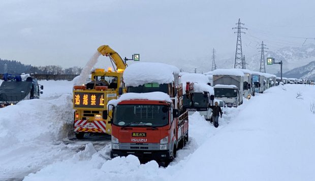 Peste 1.000 de japonezi, blocați pe o autostradă din cauza ninsorilor abundente. Armata a fost mobilizată