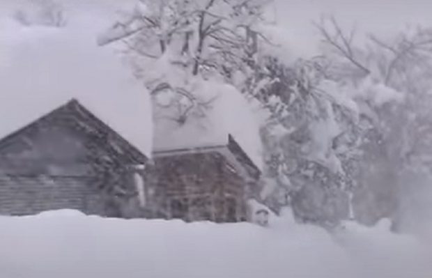 VIDEO | Zăpadă de doi metri în Japonia. Mii de de gospodării au rămas fără curent electric