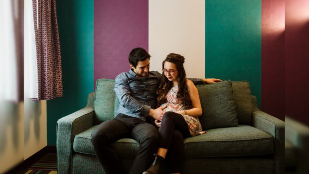 Un cuplu a câștigat sejururi gratuite de Valentine’s Day pentru următorii 18 ani la un hotel, pentru că a conceput un bebeluș la începutul anului