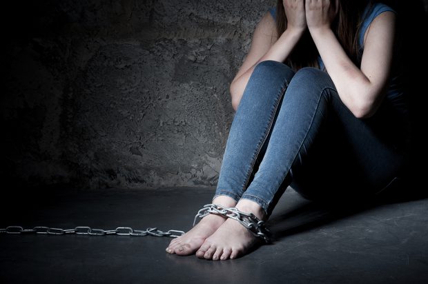 Doi părinţi şi-au legat fiica de 15 ani cu lanţul, ca să nu mai fugă de acasă. Au primit pedepse cu suspendare!