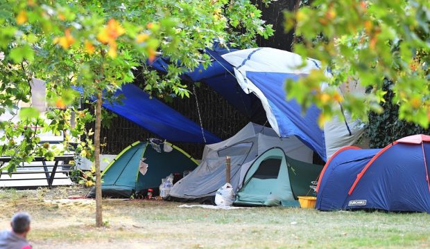 Două românce și-au făcut bordel în corturi, în fața unei școli din Londra