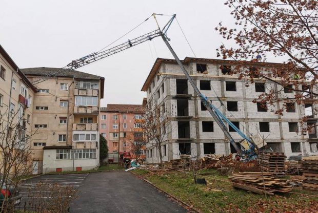 O macara a căzut pe un bloc, în Cugir. Locatarii imobilului s-au autoevacuat