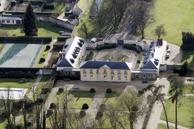 Emmanuel Macron are simptome puternice de COVID-19. Președintele Franței s-a izolat la reședința La Lanterne din Versailles