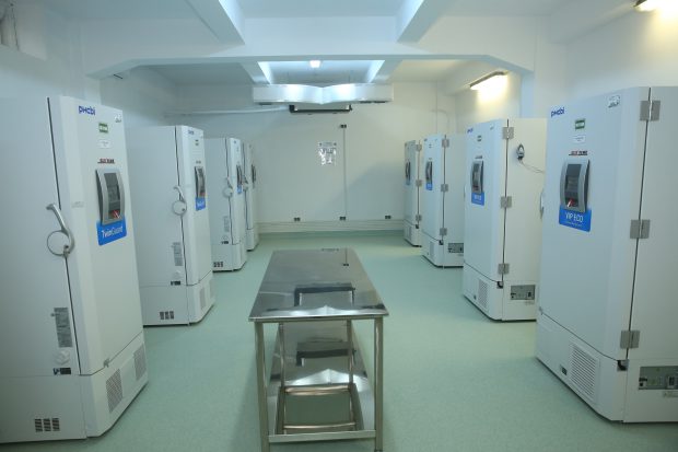 Vaccinul anti-COVID ajunge la Cantacuzino, la ora 8.00. Cum arată congelatoarele în care va fi ținut