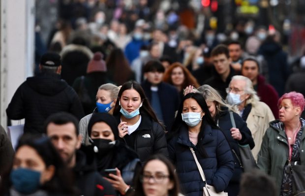 Milioane de persoane se așteaptă la restricții mai dure, pe măsură ce decesele din Marea Britanie din cauza COVID depășesc 70.000