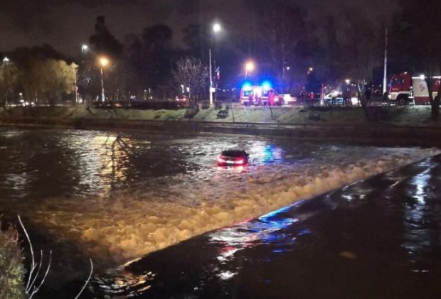 VIDEO | Un șofer din Cluj-Napoca a căzut cu mașina în Someș