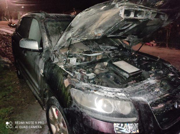 Răzbunarea unui şofer băut pe poliţistul care i-a făcut dosar penal. I-a incendiat maşina şi l-a ameninţat cu moartea