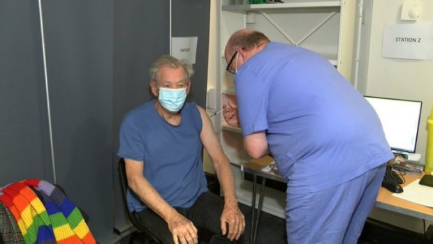 Ian McKellen s-a vaccinat anti-COVID-19. Cum s-a simțit actorul din „Stăpânul Inelelor” după ce a primit serul