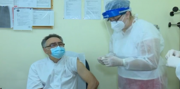 VIDEO | Primul medic vaccinat din Craiova are aproape 70 de ani. „Este extraordinar că s-a putut realiza un vaccin într-un timp-record”