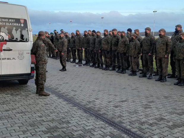 Polonia trimite 60 de medici militari pentru a ajuta la testarea șoferilor de camioane din Marea Britanie