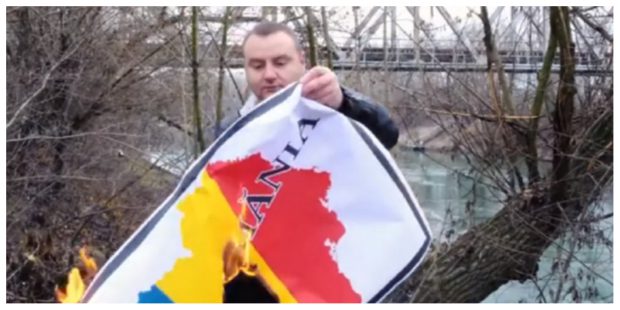 VIDEO | Liderul unui partid din Moldova a dat foc hărții României Mari în timpul vizitezi președintelui Klaus Iohannis la Chișinău