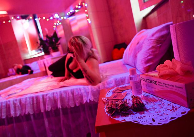 „Ești româncă, ești un gunoi!”, i-a spus un moldovean unei prostituate pe care o oferise cadou unui prieten, în Germania