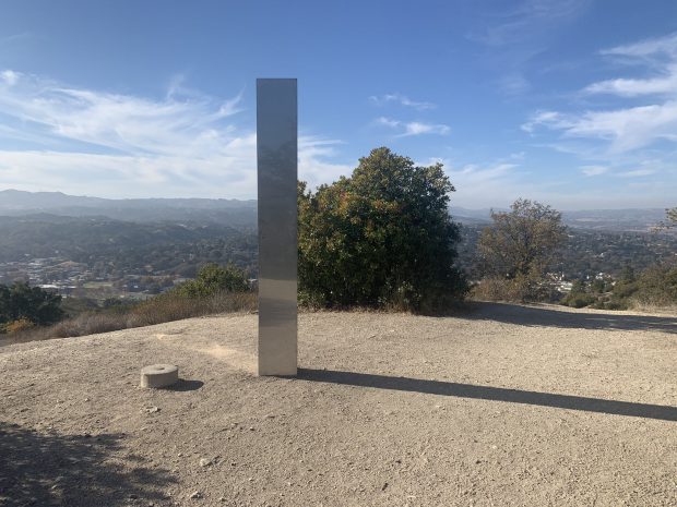 Încă un monolit misterios a apărut pe un munte din California