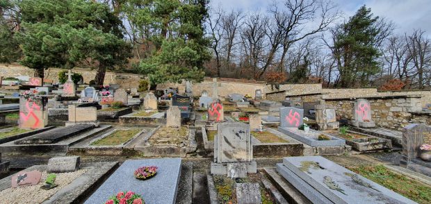 FOTO | Zeci de morminte dintr-o localitate de lângă Paris, vandalizate cu svastici