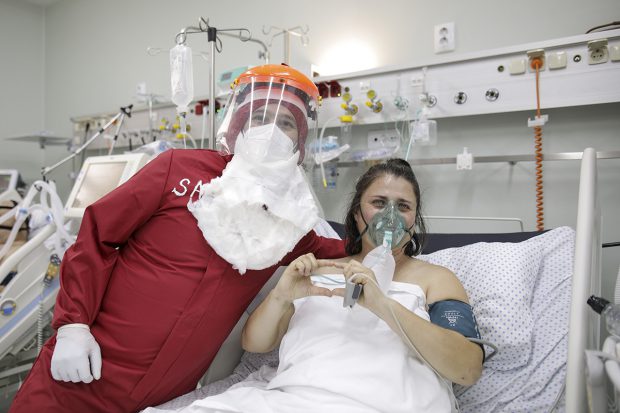 Moș Crăciun, în vizită la bolnavii cu COVID de la spitalul Marius Nasta. „Trebuie să le ofere un licăr de speranță”