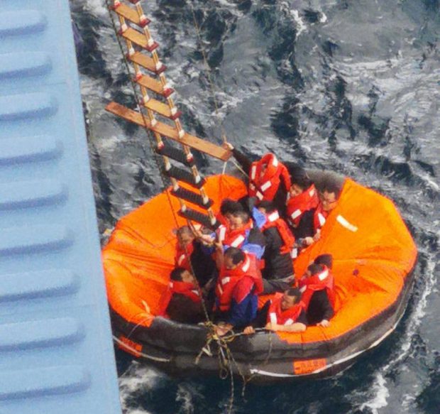 FOTO Navă comandată de un român a salvat 13 naufragiați de pe o ambarcațiune în pericol de scufundare