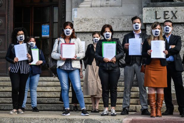 500 de familii ale victimelor COVID din Italia îl dau în judecată pe premier pentru neglijență criminală în gestionarea pandemiei