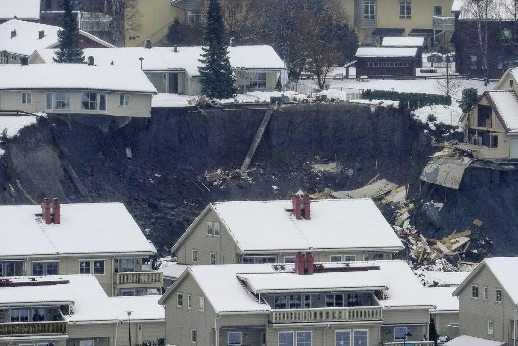 Imaginile catastrofei din Norvegia, unde pământul a înghițit zeci de case și 10 oameni sunt de negăsit în craterul uriaș