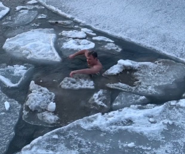VIDEO | Imagini spectaculoase din Norvegia. Un bărbat face scufundări în apele înghețate ale orașului său natal