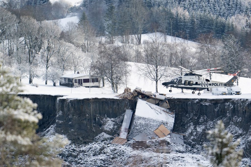 Imaginile catastrofei din Norvegia, unde pământul a înghițit zeci de case și 10 oameni sunt de negăsit în craterul uriaș
