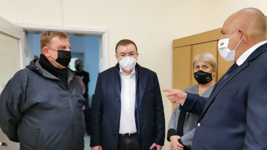Vaccinurile anti-Covid, transportate la un spital din Bulgaria cu o dubă de cârnăciori și depozitate într-un frigider vechi de 30 de ani