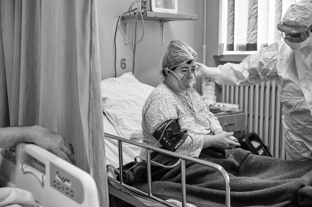 Despre oxigen, cafeină şi spiritul sacrificat al sărbătorilor în spitalul COVID din Roşiori de Vede: „O să picăm toţi la un moment dat”
