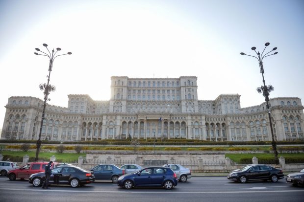 Irlandezul care s-a îmbătat și a intrat în Palatul Parlamentului va fi cercetat în libertate