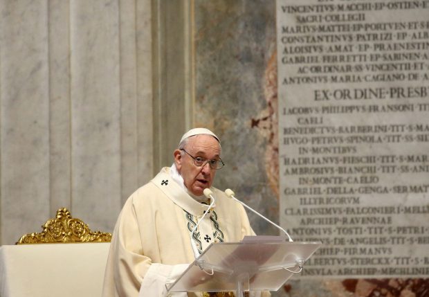 Papa Francisc a adresat tradiționalul mesaj de Crăciun ”Urbi et Orbi”. Suveranul Pontif i-a îndemnat pe cei reponsabili să găsească ”vaccinuri pentru toți”
