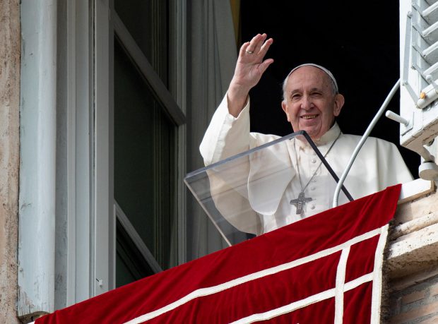 Papa Francisc, implicat într-un nou scandal pe Instagram. Al doilea model care susține că a primit „like” de la Suveranul Pontif