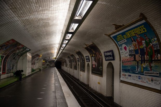 Membrii unui clan din Moldova, care şi-au trimis copiii să fure la metroul din Paris, au primit pedepse care totalizează 60 de ani de închisoare
