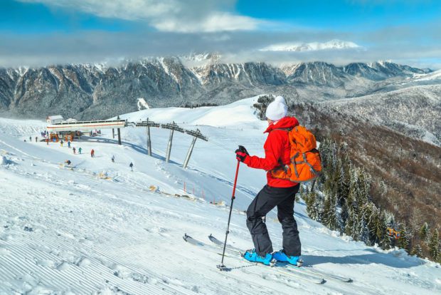 Turiștii din Sinaia care nu respectă regulile domeniului schiabil și rămân pe pârtii după program riscă amendă de 2.500 de lei