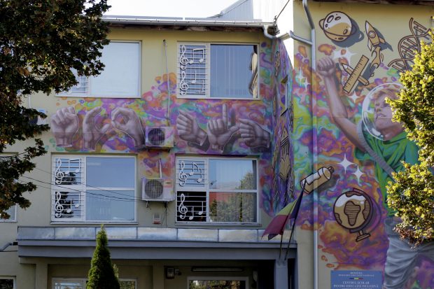 România bună: doi artiști au făcut o pictură murală pentru elevii cu deficiențe de auz
