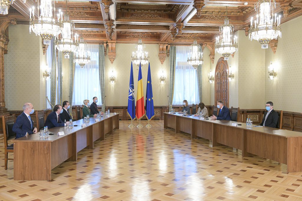 Diana Șoșoacă, wearing a mask under her nose during talks with Iohannis, after the AUR delegation arrived late in Cotroceni