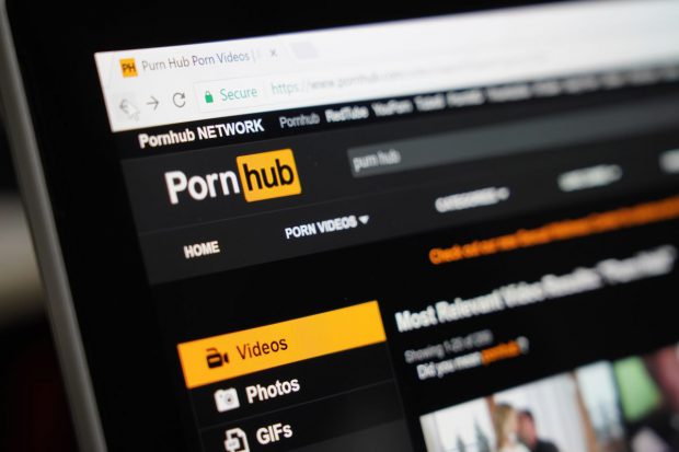 Pornhub, Stripchat, XNXX și Xvideos, acuzate oficial în UE de încălcarea normelor privind accesul copiilor la conținut sexual