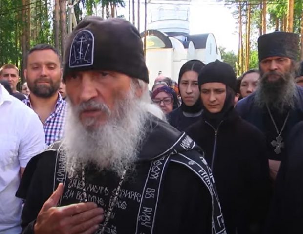 VIDEO | Un preot excomunicat i-a încurajat pe copiii din Rusia să se sinucidă pentru binele țării. Bărbatul a fost arestat cu scandal
