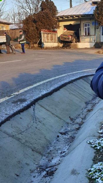 Imaginea zilei: un șofer a intrat cu mașina în sediul unei primării din județul Iași