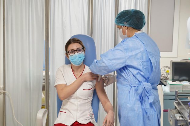URMĂRIȚI LIVE | România a început campania de vaccinare anti-COVID. O asistentă medicală de 26 de ani, prima persoană imunizată