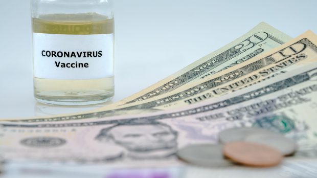 Bogații din California, dispuși să plătească sume uriașe ca să fie printre primii vaccinați anti-COVID-19