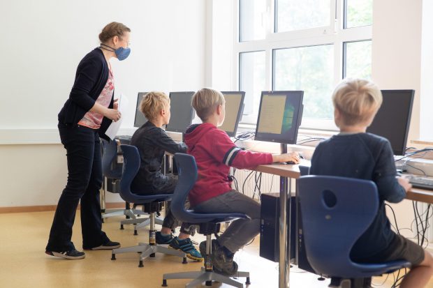 Competențele digitale ar putea fi predate în învățământul primar. Ce alte măsuri prevede noua strategie pentru programa școlară