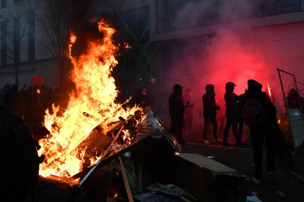 Incidente la Paris între protestatari și forțele de ordine. Poliția a folosit gaze lacrimogene