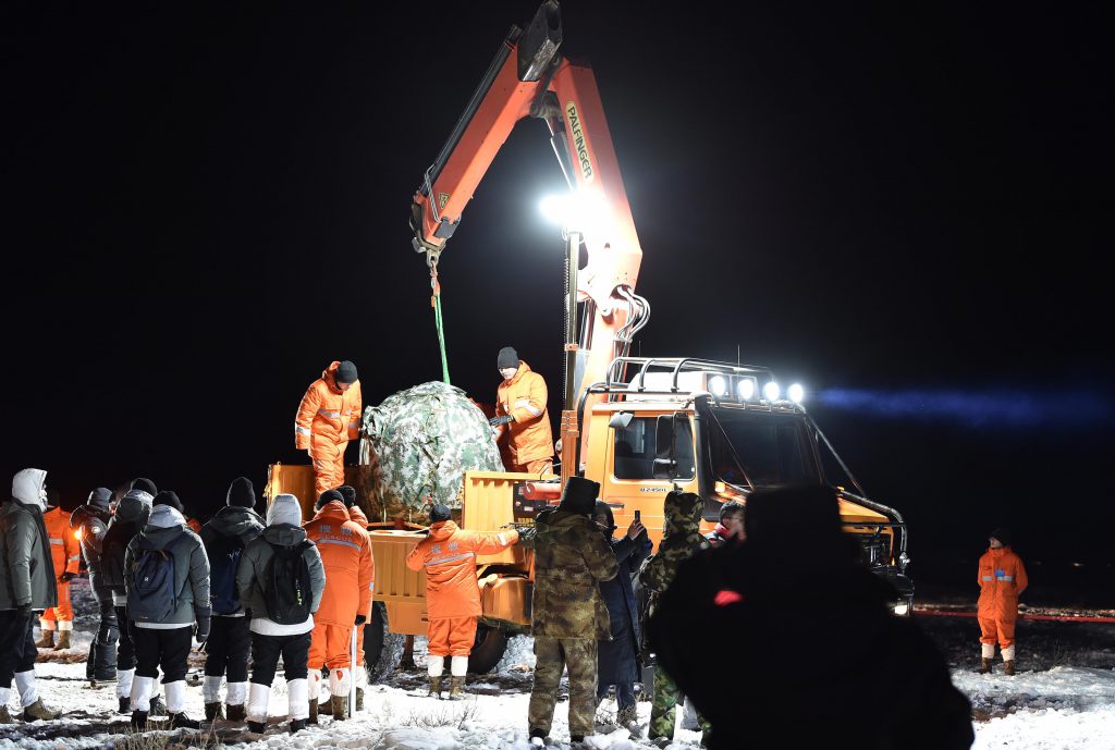 FOTO | China a adus pe Pământ mostre selenare, pentru prima dată după 45 de ani