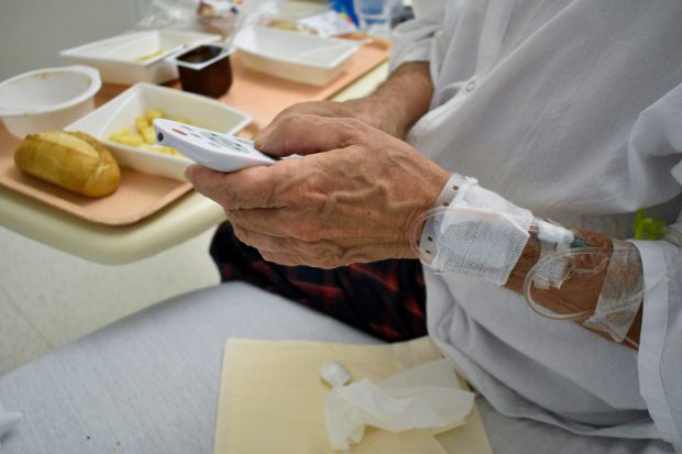 Bătrân de 82 de ani din Iași, abandonat de familie în spital, de sărbători. Copiii nu-l mai vor acasă, DGASPC nu-i găsește loc în cămin