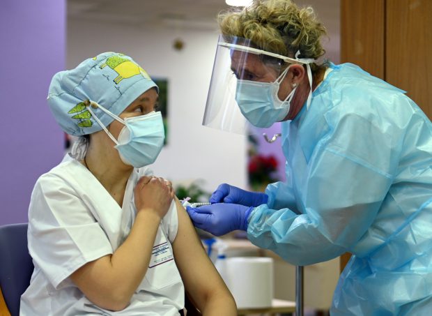 O asistentă medicală a fost testată pozitiv la 24 de ore după ce a fost vaccinată împotriva coronavirus, într-un centru de bătrâni din Spania