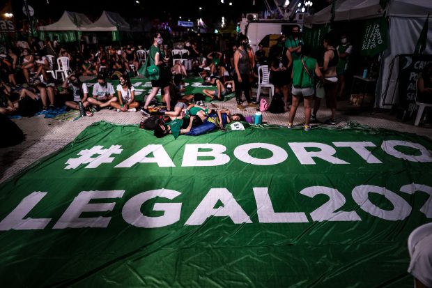 Decizie istorică: Argentina a legalizat avortul până în a 14-a săptămână de sarcină