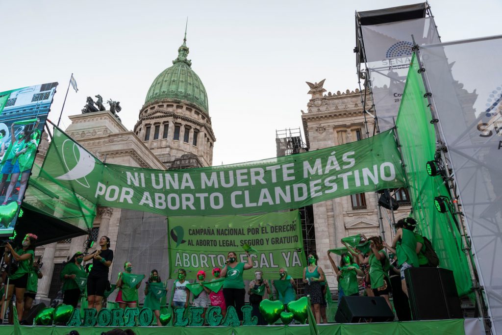Decizie istorică: Argentina a legalizat avortul până în a 14-a săptămână de sarcină